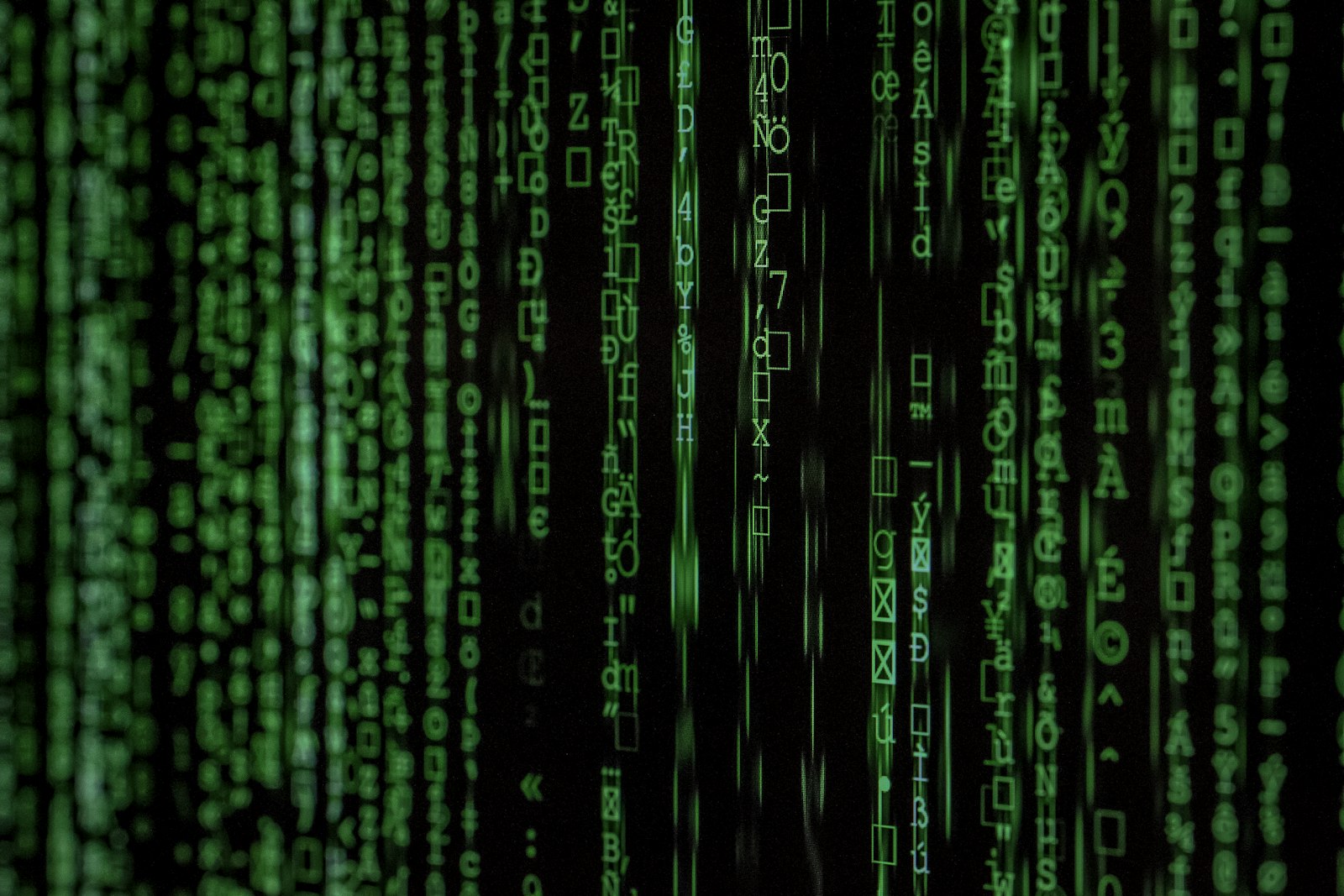 Pantalla con código en una habitación oscura
