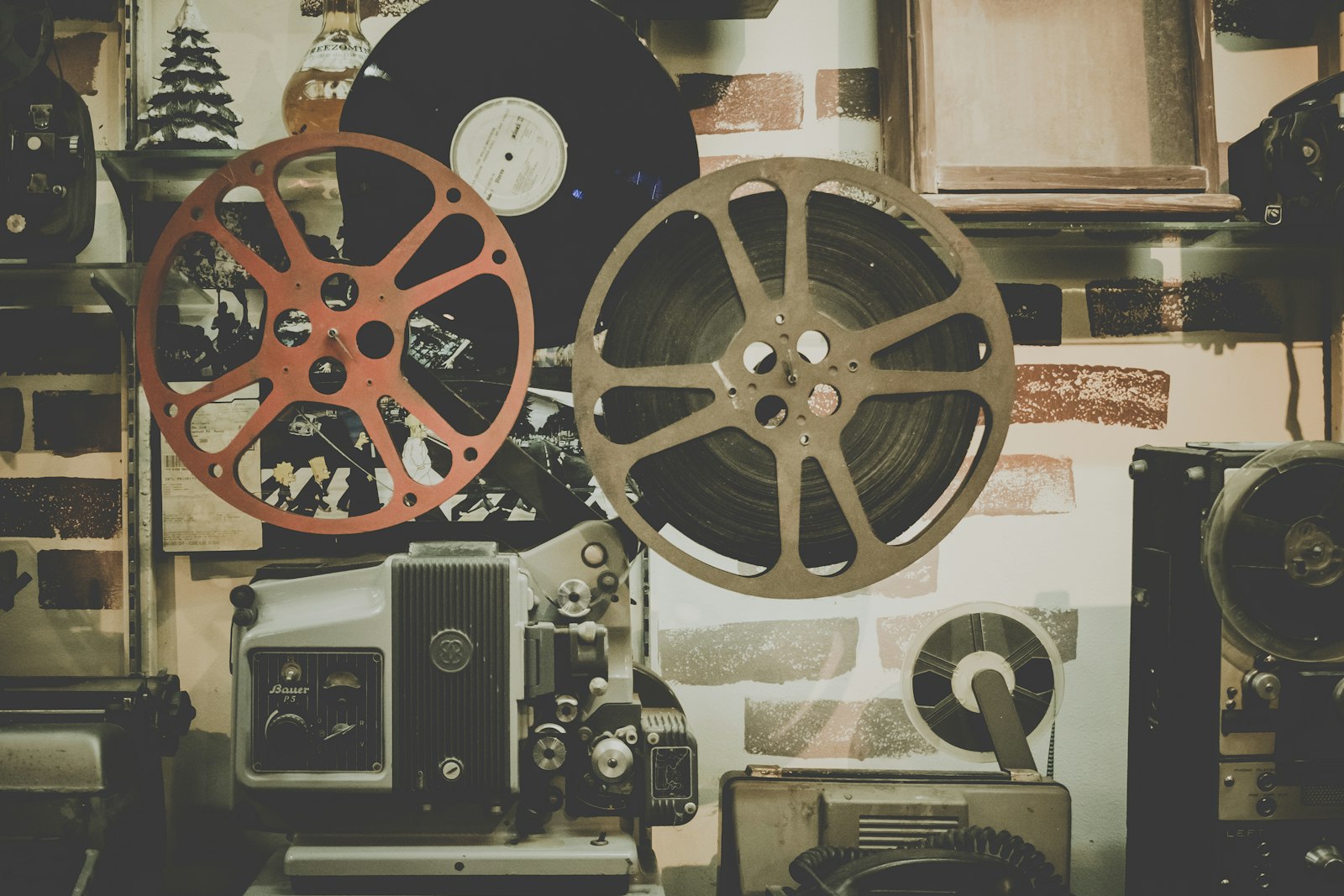 Proyección cinematográfica en una sala oscura