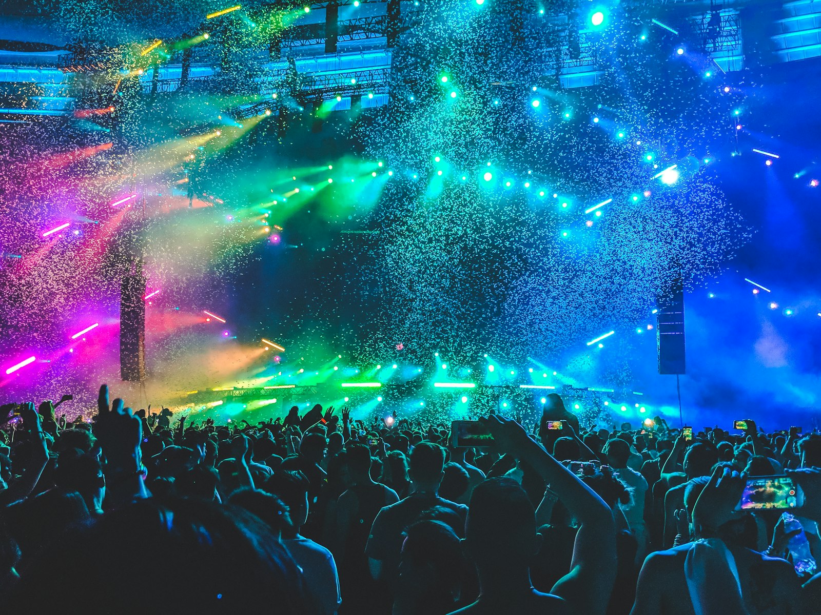 Público en un concierto íntimo con luces bajas