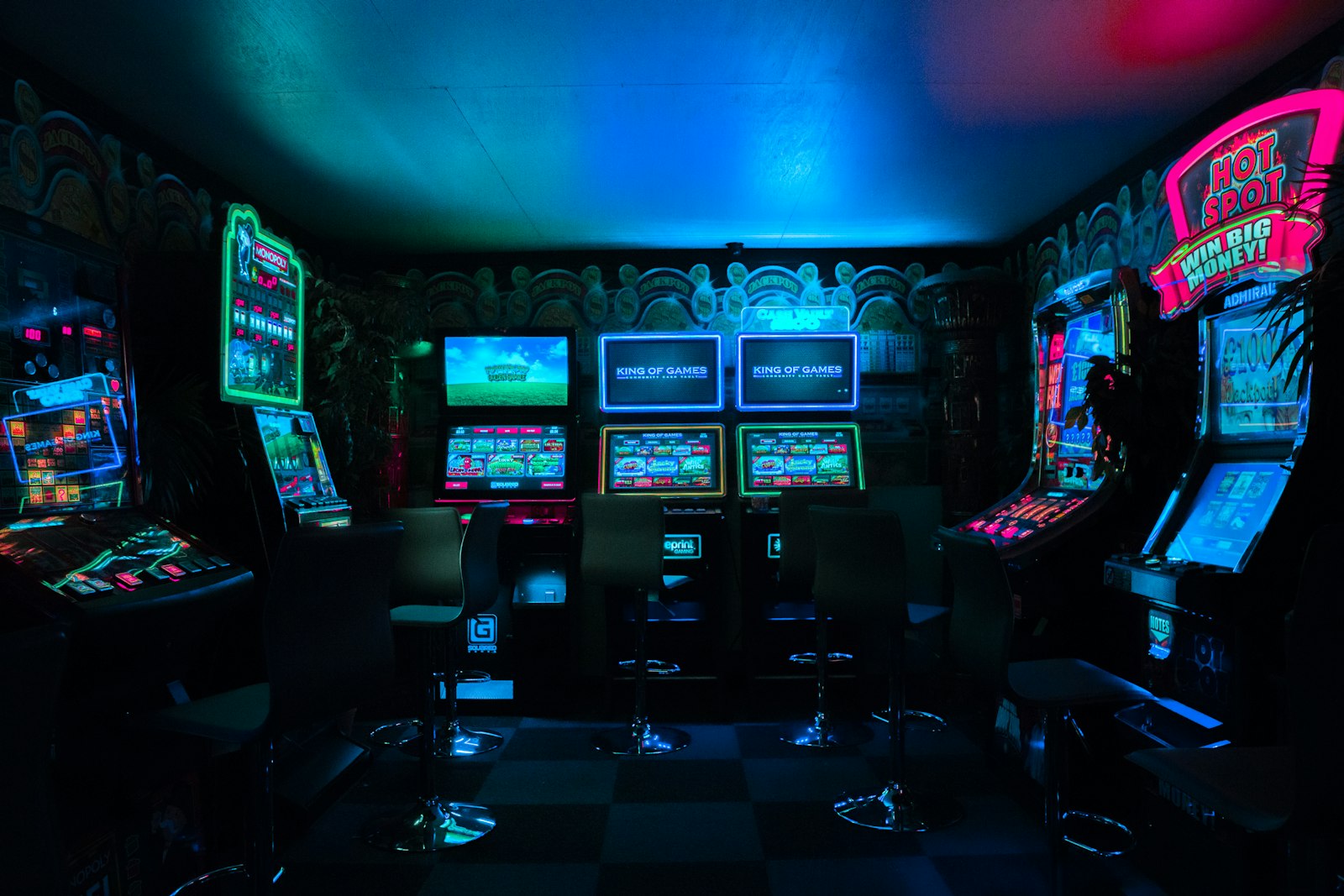 Sala de arcade en penumbra