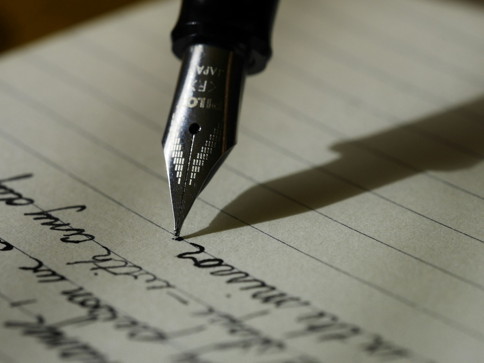 Máquina de escribir sobre un escritorio de madera